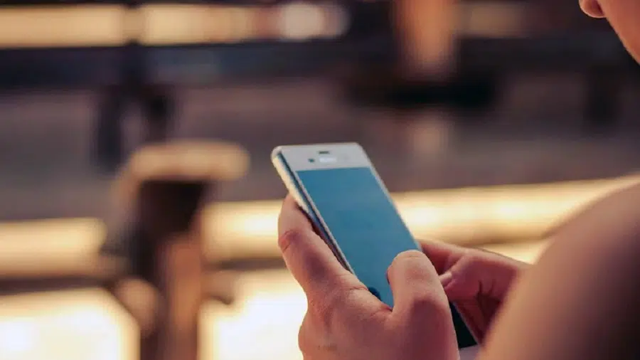 Prohíben pagar sueldos a través del celular