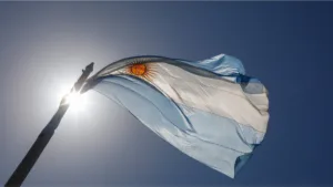 El Gobierno expulsará y prohibirá la entrada al país a extranjeros que ataquen a argentinos o a los símbolos patrios