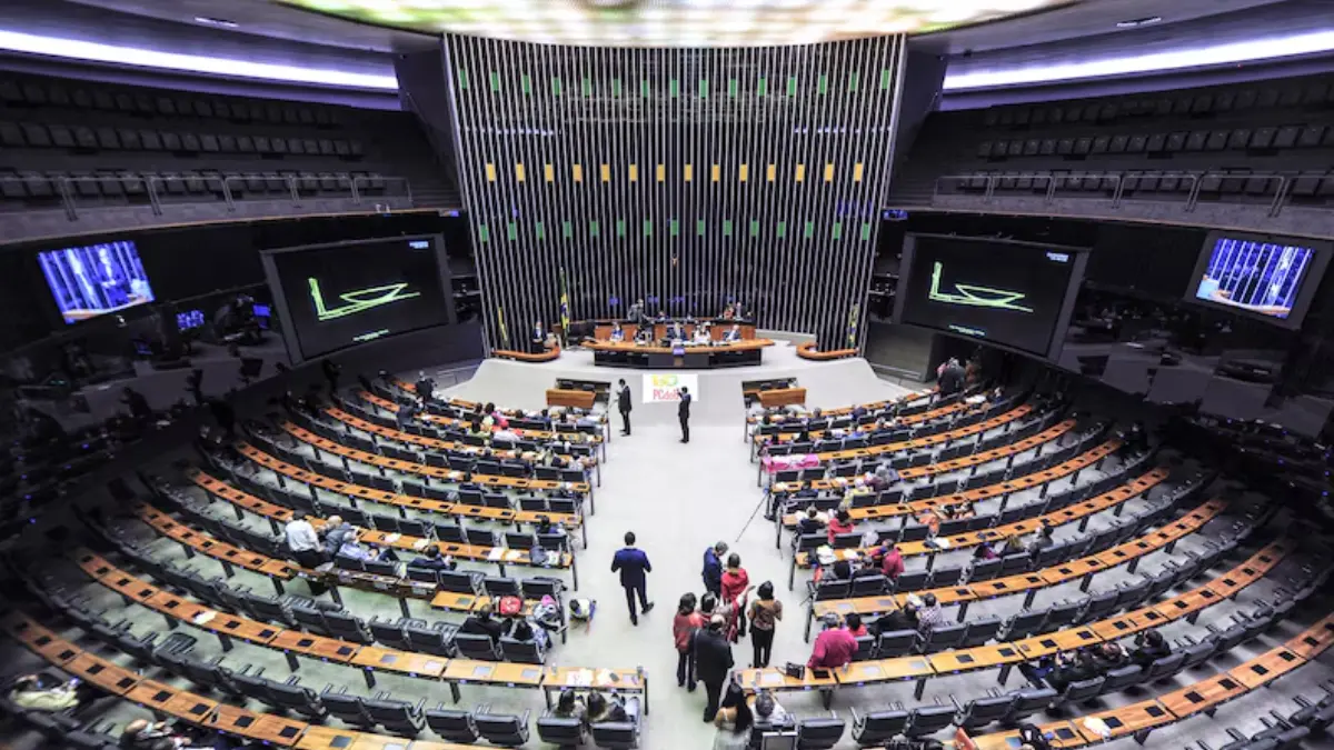 Brasil debate reducir la jornada laboral a 5 días con 2 de descanso